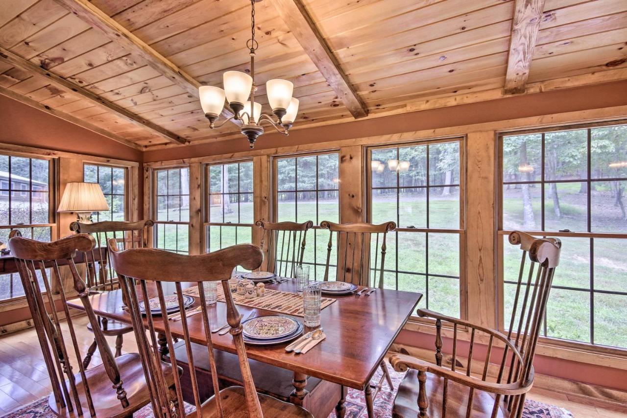 Creekside Berkeley Springs Cabin on 35 Acres! Bagian luar foto
