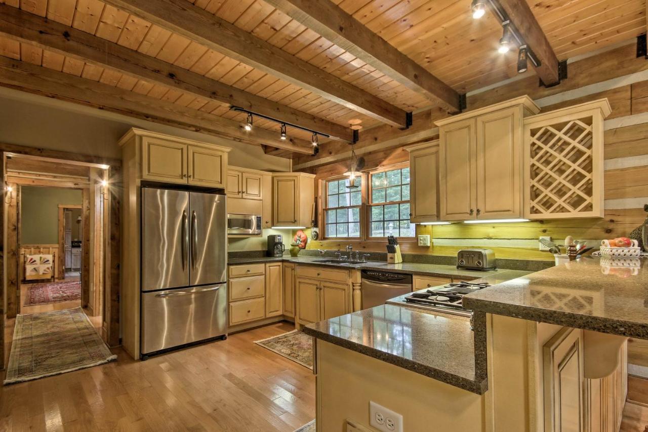 Creekside Berkeley Springs Cabin on 35 Acres! Bagian luar foto