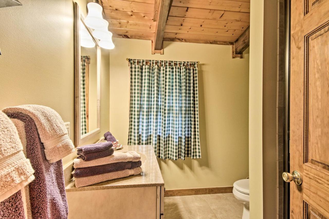 Creekside Berkeley Springs Cabin on 35 Acres! Bagian luar foto