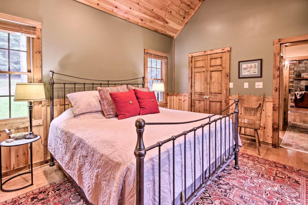 Creekside Berkeley Springs Cabin on 35 Acres! Bagian luar foto
