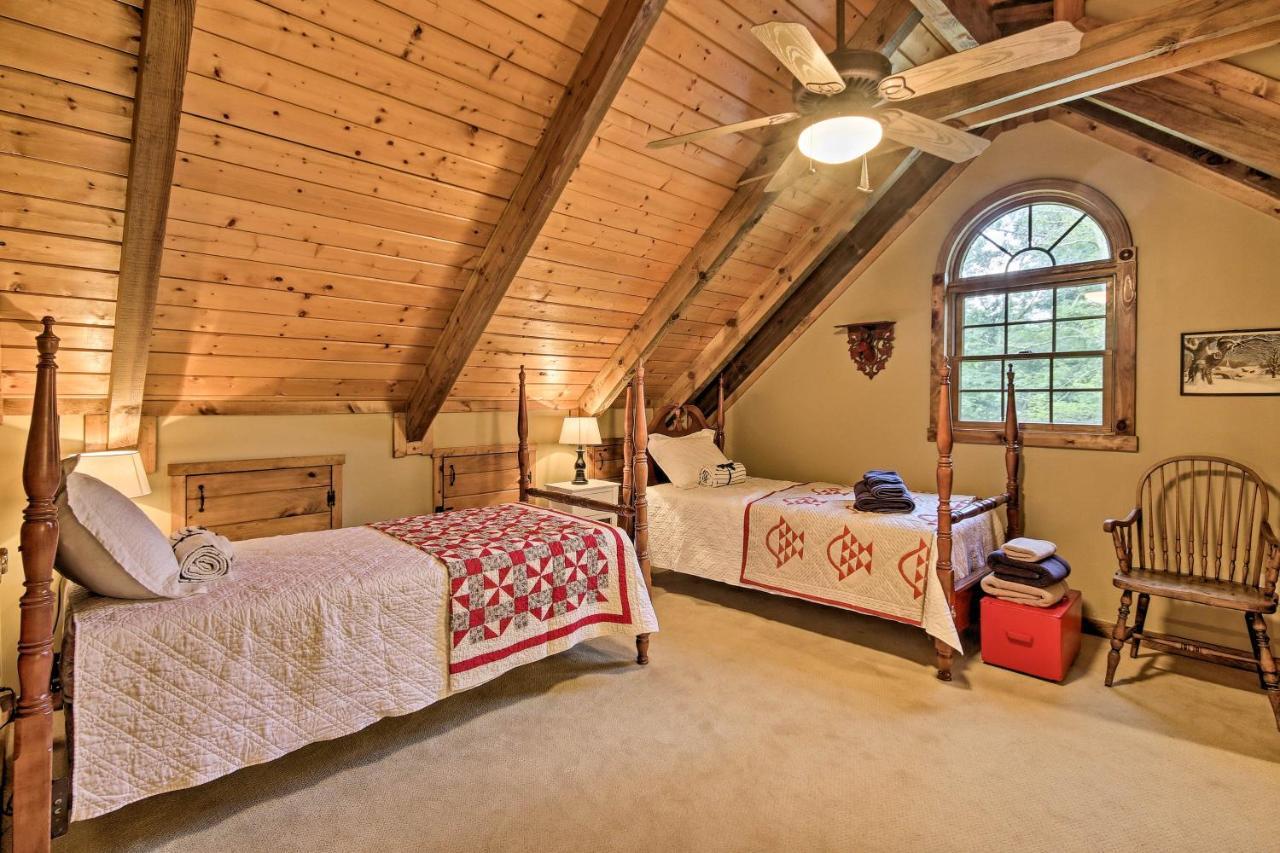 Creekside Berkeley Springs Cabin on 35 Acres! Bagian luar foto
