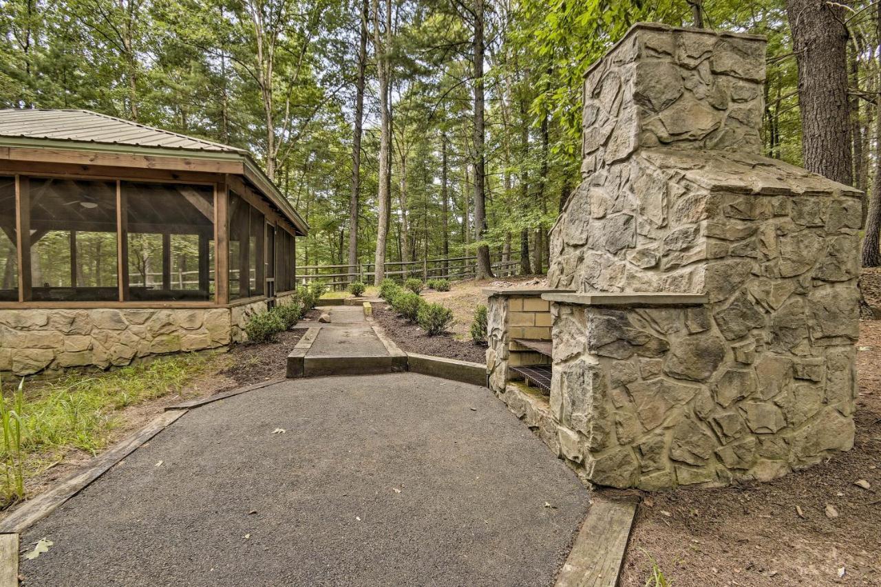 Creekside Berkeley Springs Cabin on 35 Acres! Bagian luar foto