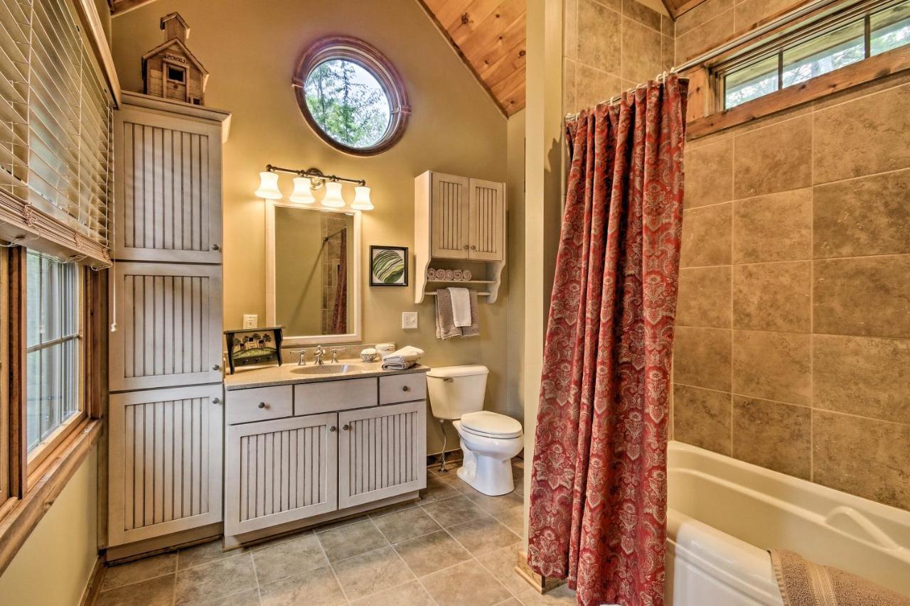 Creekside Berkeley Springs Cabin on 35 Acres! Bagian luar foto