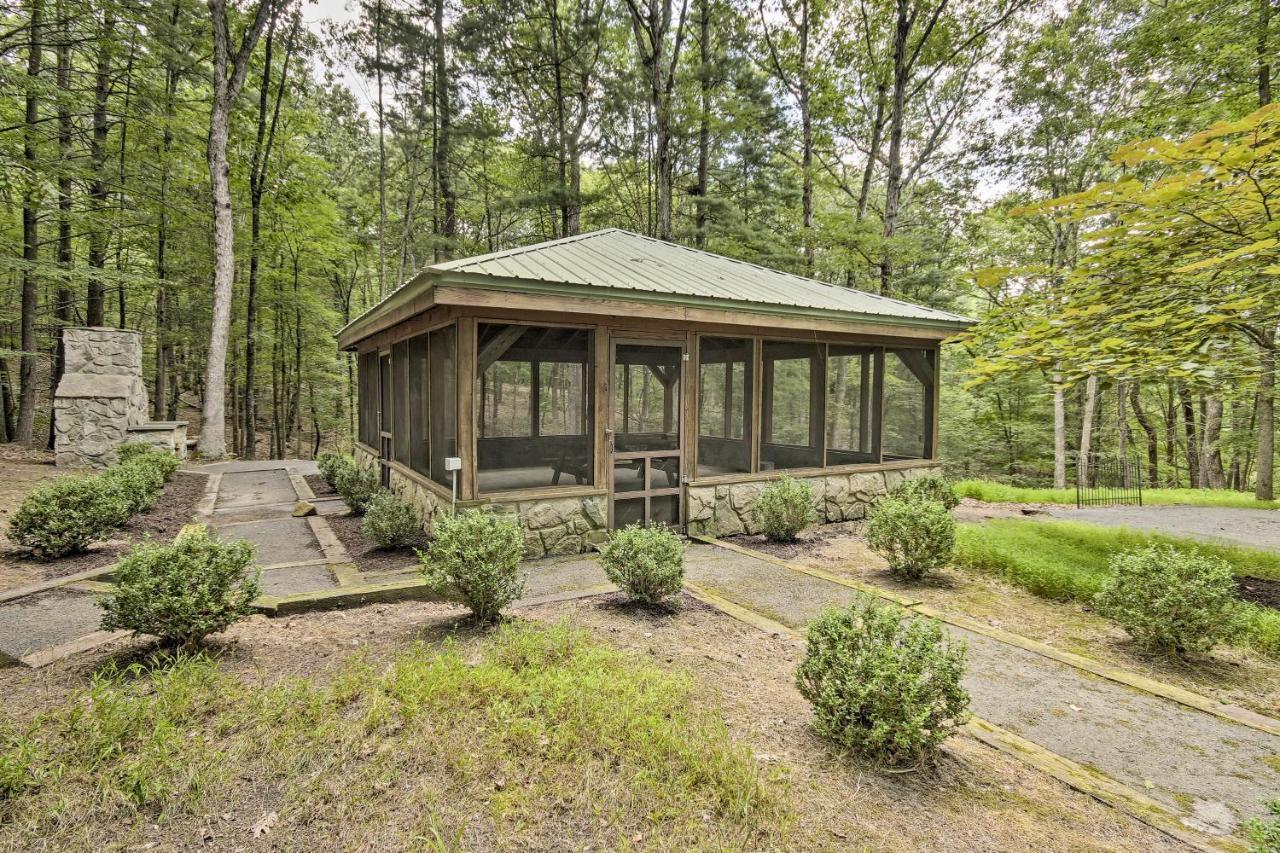 Creekside Berkeley Springs Cabin on 35 Acres! Bagian luar foto
