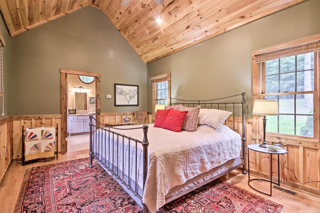 Creekside Berkeley Springs Cabin on 35 Acres! Bagian luar foto